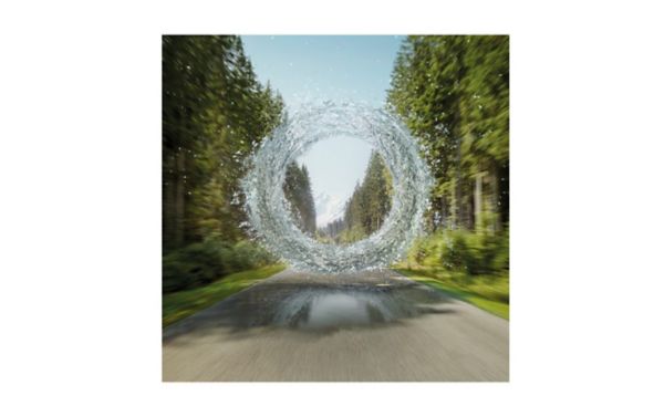 Illustration eines schwebenden Wasserrings in mitten einer von Bäumen gesäumten Straße.