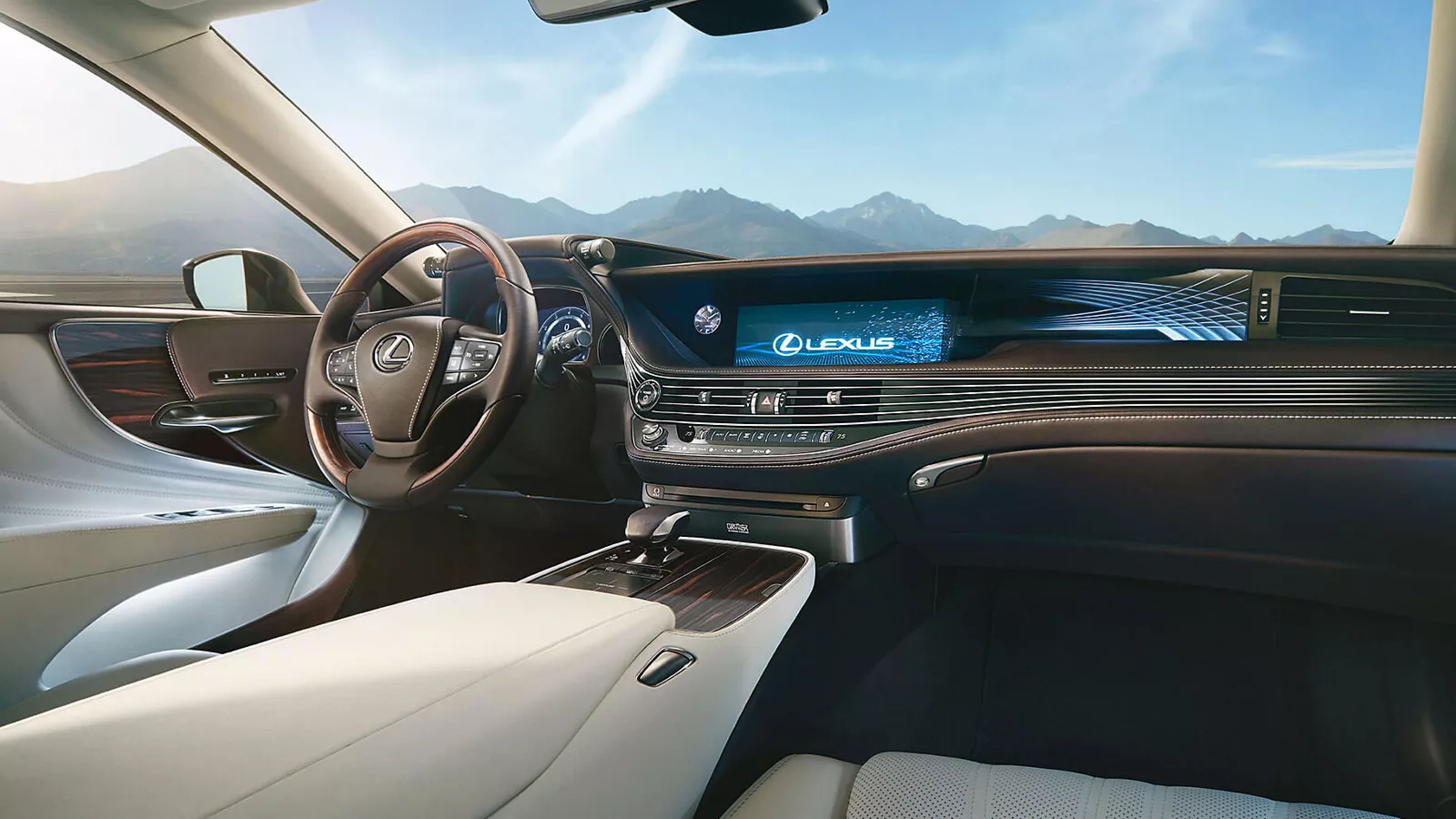 Luxuriöses Interieur eines Lexus mit edlen Ledersitzen, Holzverkleidung und großem digitalen Display mit Lexus-Logo.
