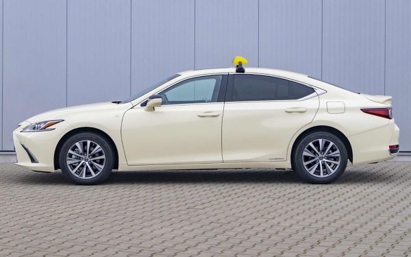 Lexus ES 300h Vollhybrid-Taxi in der Seiten-Ansicht