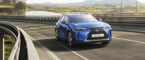 Lexus UX 300e fährt auf einer Straße