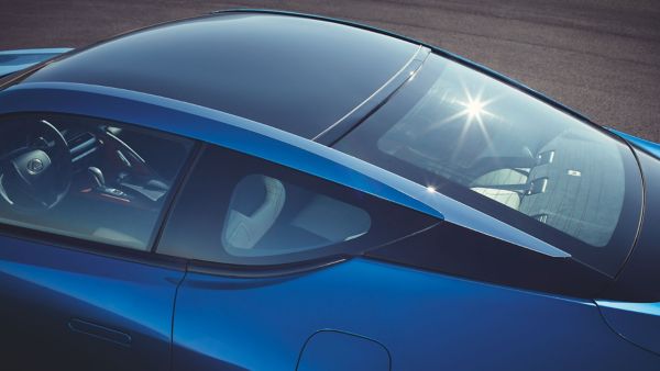 Ein blauer Lexus Wagen in einer Ansicht von oben