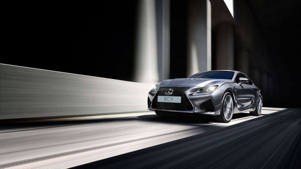 Ein silberner Lexus RC F fährt auf einer futuristischen Straße