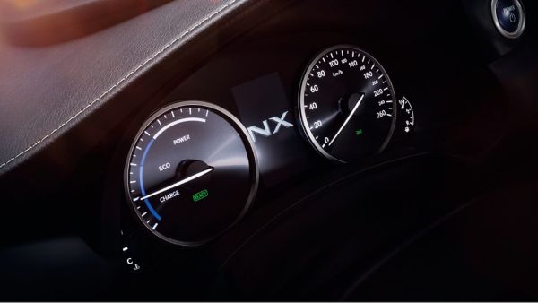 Nahaufnahme der Tachoanzeige eines Lexus 