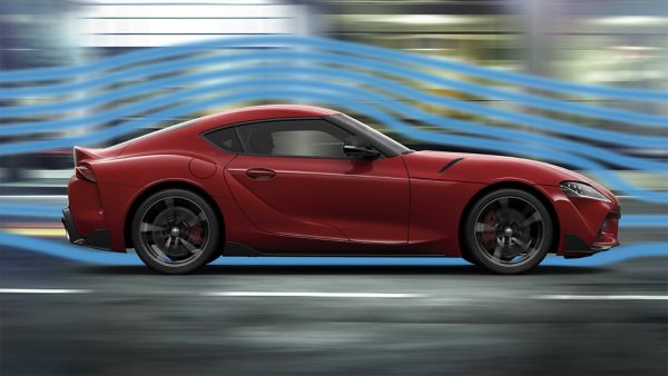 Toyota GR Supra von der Seite mit Strömungslinien