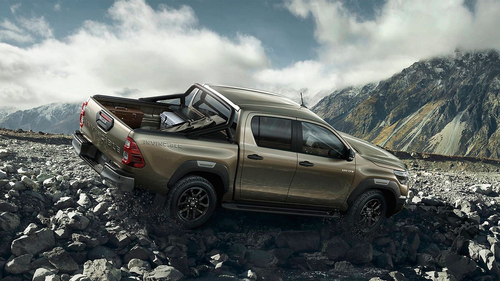 Toyota Hilux in einer steinigen, zerklüfteten Landschaft von der Seite gesehen