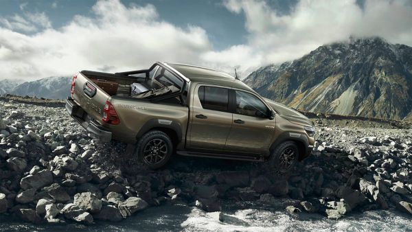 Toyota Hilux in einer steinigen, zerklüfteten Landschaft von der Seite gesehen