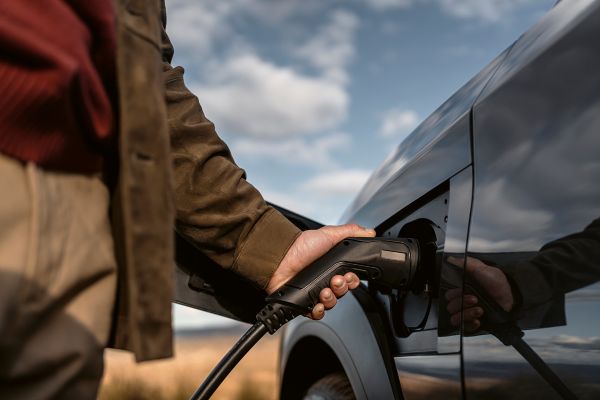 Ein Lexus UX300e wird an an einer Steckdose aufgeladen