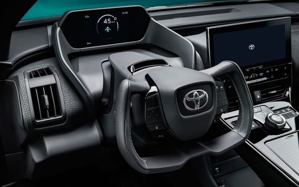 Toyota bZ4X sähköauton sisätilat