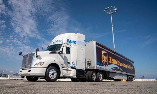 Amerikanischer LKW mit Folierung: Zero Emissions; Fuel Cell Electric