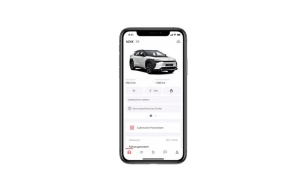 Handybildschirm mit offener MyToyota App und Bild vom bZ4X, sowie Daten zur Reichweite, Kilometerstand, Ladestationssuche und Fahrzeugstandort.