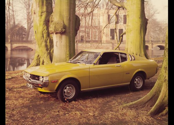 gelber Toyota Celica steht in einem Wald