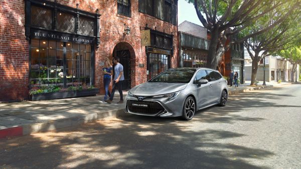 Toyota Corolla Hybrid am Straßenrand