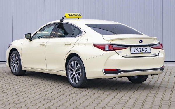 Lexus ES 300h Vollhybrid-Taxi mit Intax auf dem Nummernschild in der Rück-Ansicht