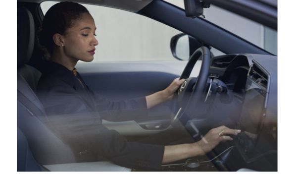 Eine Person bedient das Multimedia Display eines Lexus