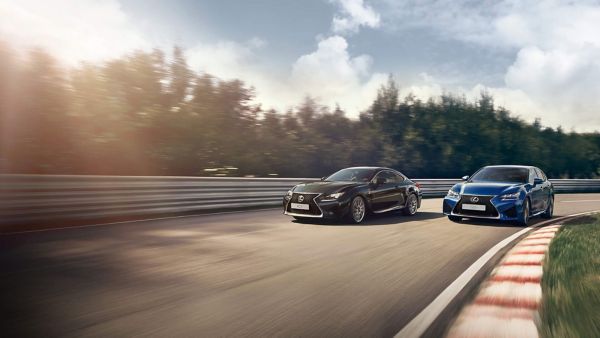 Zwei Lexus Fahrzeuge fahren nebeneinander auf einer Rennstrecke