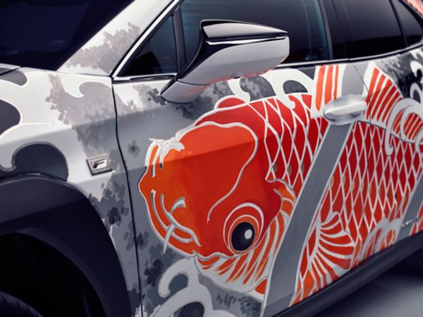 Tatuoitu Lexus UX kylki