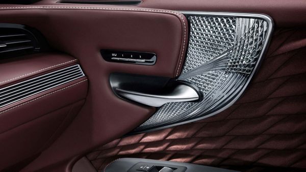 Nahaufnahme des inneren Türgriffs eines Lexus Wagens