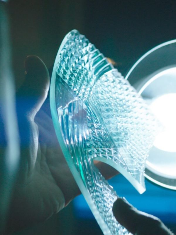 Das fein geschliffene Glas eines Lexus Scheinwerfers in Nahaufnahme