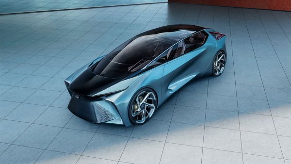 Ein Lexus LF-30 Electrified Konzeptfahrzeug aus der Vogelperspektive
