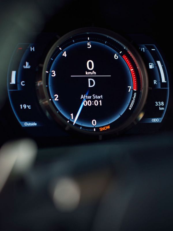 Cockpit Km/h und Drehzahlanzeige in Nahaufanhme