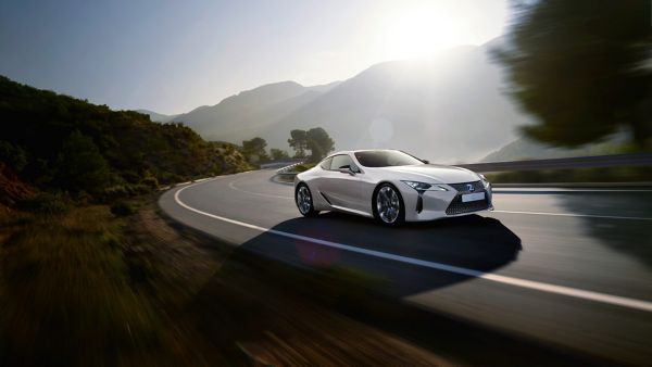 Lexus LC Sportcoupé fährt auf einer Bergstraße