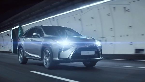 Lexus RX fährt in einem Tunnel