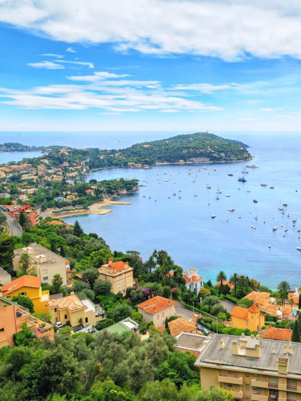 Ein Bild der Côte D'Azur in Frankreich bei schönem Wetter