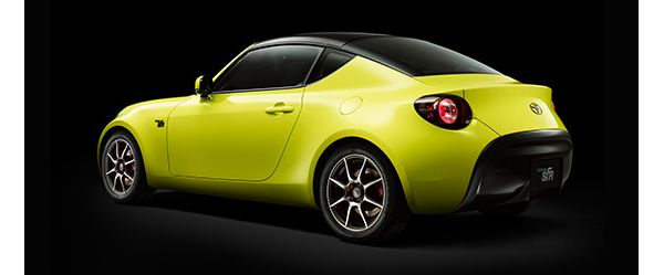 Toyota S-FR in neon-gelb von schräg hinten vor schwarzem Hintergrund