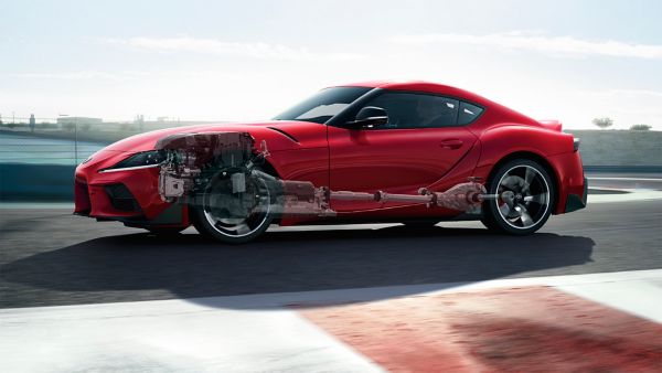 Illustration eines halbtransparenten Toyota GR Supra von der Seite mit dargestelltem Antriebsstrang