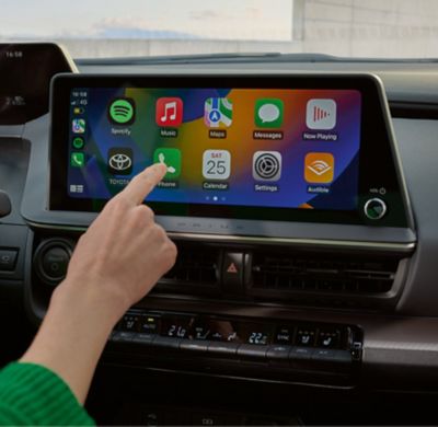 Eine Person wählt die Telefonfunktion auf ihrem Multimedia-Display aus