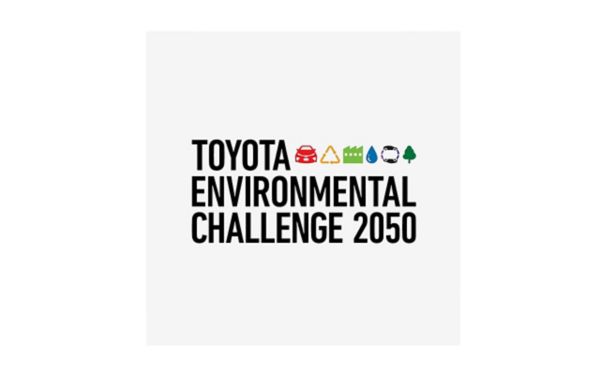Text „Toyota Environmental Challenge 2050“ auf grauer Fläche, darunter Symbole: Auto, Wassertropfen, Baum, Recycling-Symbol und Fabrik.