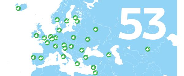 Illustration: Umrisse Europas in Blau mit grünen Symbolen für die Standorte, daneben eine weiße „53“