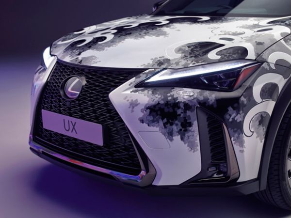 Tatuoitu Lexus UX keula