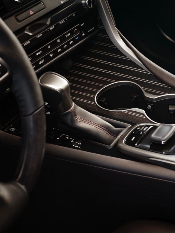 Nahaufnahme des Schaltknaufs eines Lexus Wagens