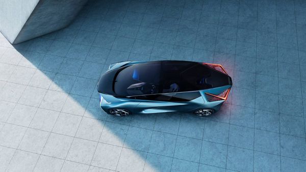 Ein Lexus LF-30 Electrified Konzeptfahrzeug aus der Vogelperspektive mit eingeschalteten Bremsleuchten
