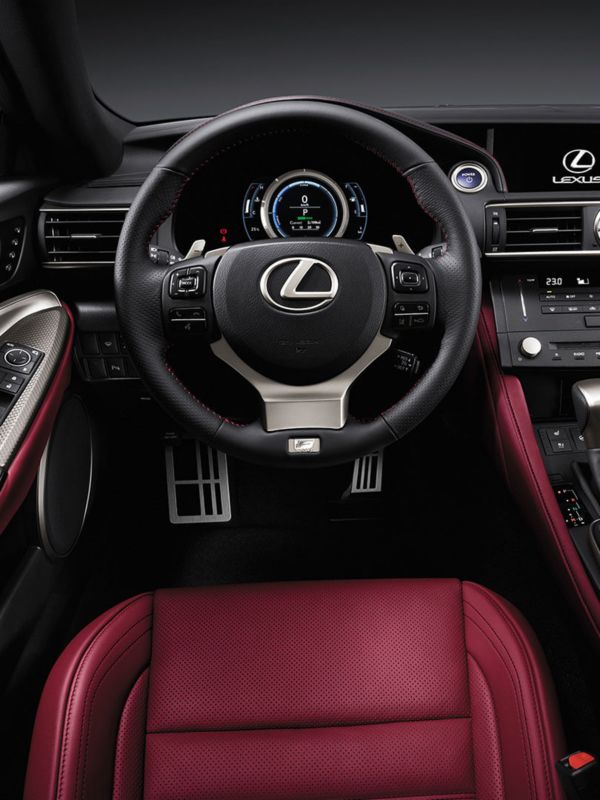 Draufsicht im Inneren eines Lexus auf die Pedale und das Lenkrad