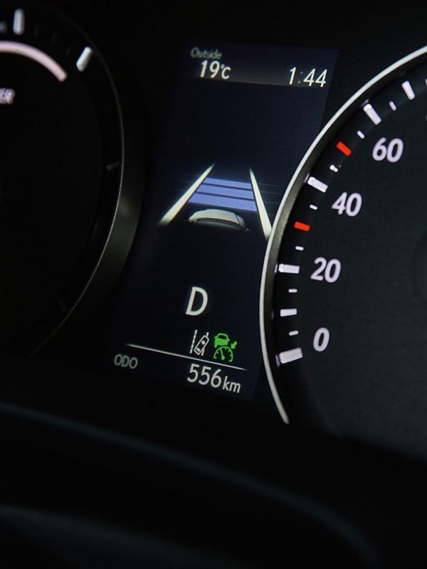 Nahaufnahme des Tacho eines Lexus Wagens