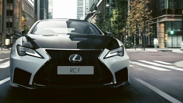 Ein weiß-schwarzer Lexus RCF in Frontansicht in der Stadt