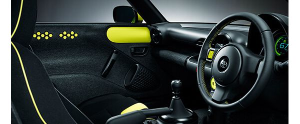 Cockpit des Toyota S-FR als Rechtslenker mit neon-gelben Ziernähten und Applikationen im Innenraum