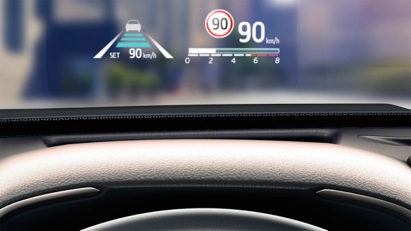 Head up Display eines Toyota Highlander mit Geschwindigkeits- und Abstandsanzeige