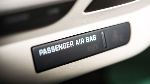 Nahaufnahme der Anzeige „Passenger Airbag“ im Fahrzeug mit Hinweis auf Einschalten oder Ausschalten.