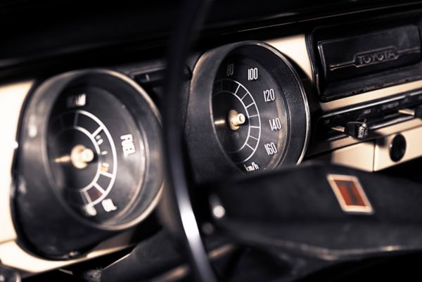 Nahaufnahme zweier runder Instrumente (Tankanzeige und Tachometer) im Corolla von 1967, im Vordergrund unscharf das Lenkrad