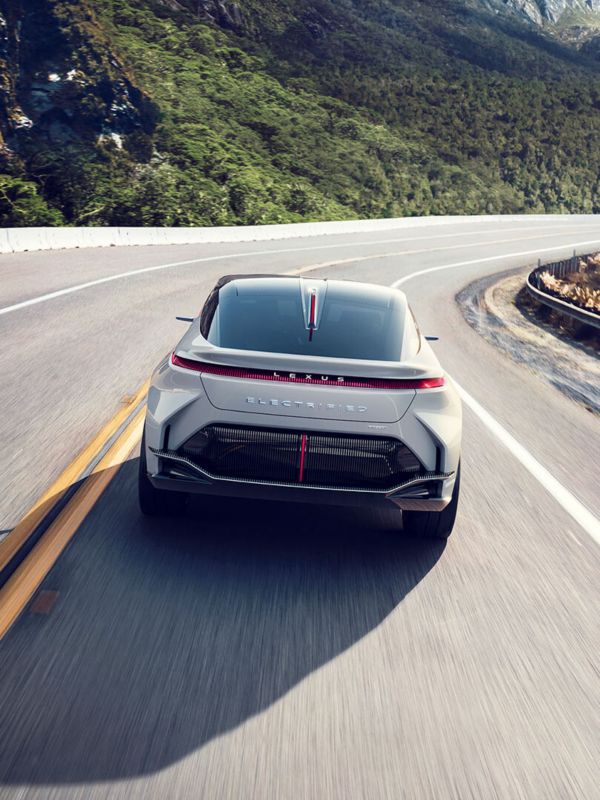 Ein Lexus auf einer Straße von hinten mit dem Schriftzug "Electrified" auf dem Heck