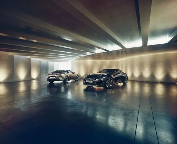 Zwei elegante Lexus Autos werden in einem gut beleuchteten Ausstellungsraum ausgestellt, um ihr Design und ihre Handwerkskunst zu unterstreichen.
