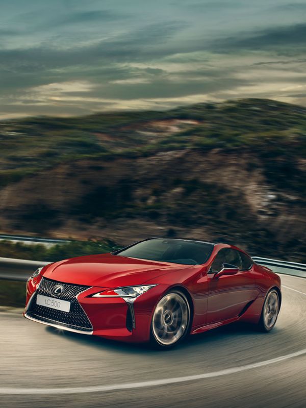 Lexus LC 500 auf einer Bergstraße