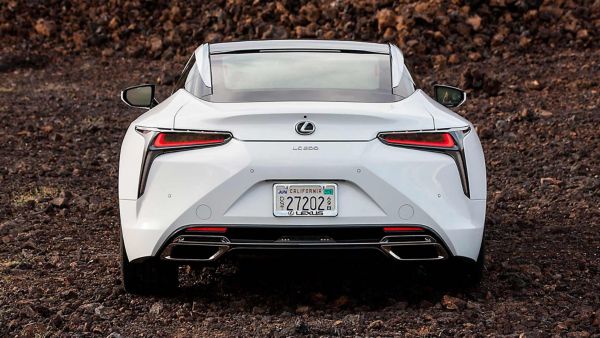 Fahrzeugheck eines weißen Lexus LC Coupés