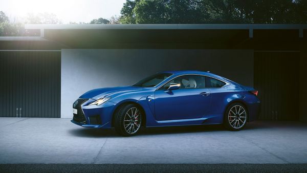 Ein blauer Lexus RC F geparkt in einem Carport