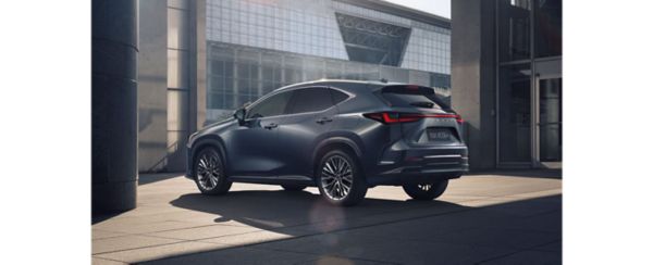 Lexus NX450h+ in einer Halle