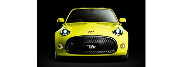 Frontansicht des neon-gelben Toyota SF-R, auf dem man besonders gut die markanten Scheinwerfer und den Kühlergrill sehen kann