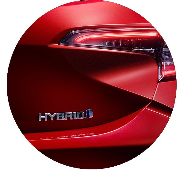 Heck-Detailansicht der Hybrid-Plakette eines roten Toyota Corolla Hybrid